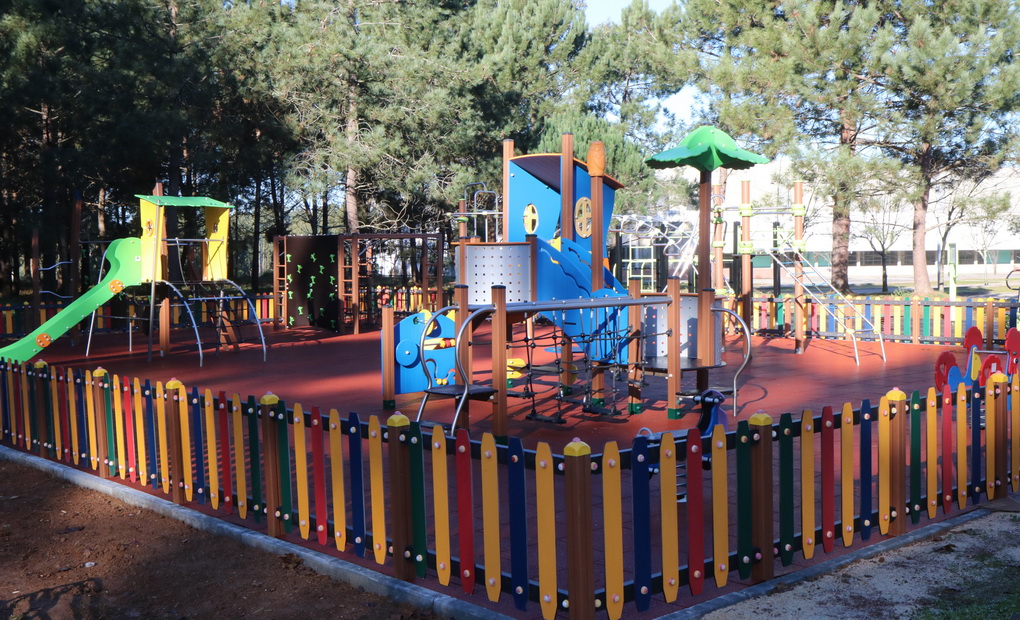 Parque infantil instalado junto ao Parque da Cidade #3